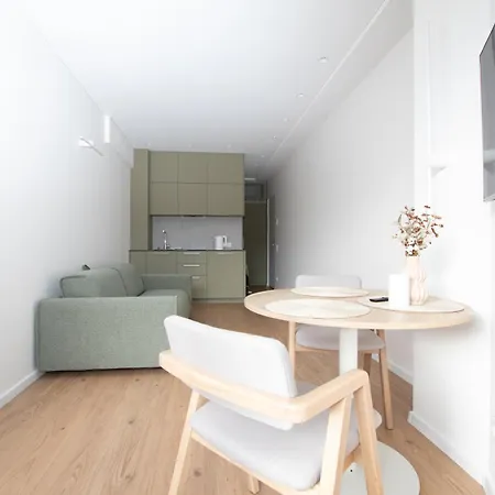 Cohost I Cozy With Balcony, Near Center