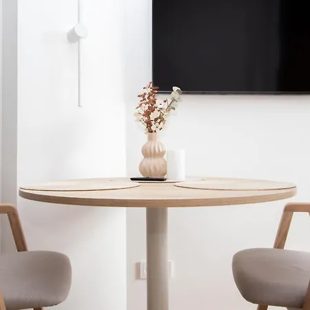 Cohost I Cozy With Balcony, Near Center Apartament *