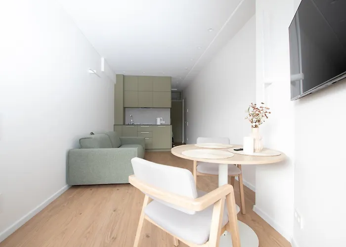 Cohost I Cozy With Balcony, Near Center