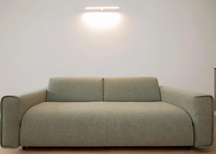 Cohost I Cozy With Balcony, Near Center *