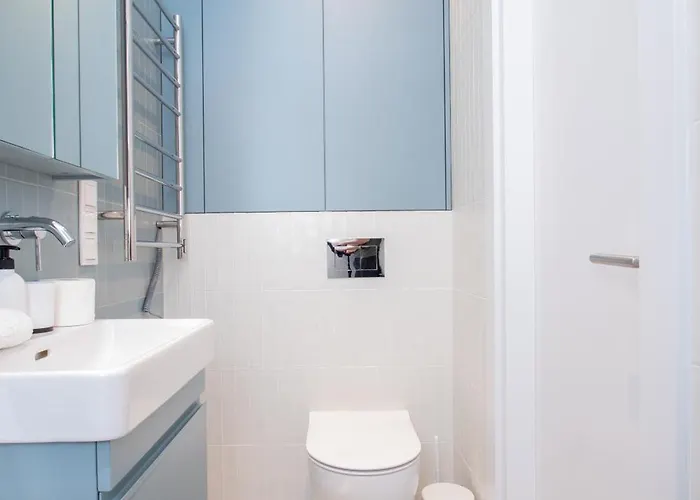 Cohost I Cozy With Balcony, Near Center *