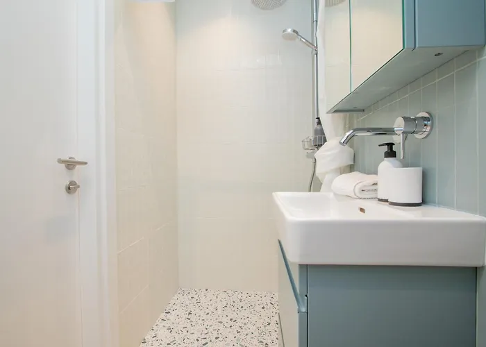 Cohost I Cozy With Balcony, Near Center *