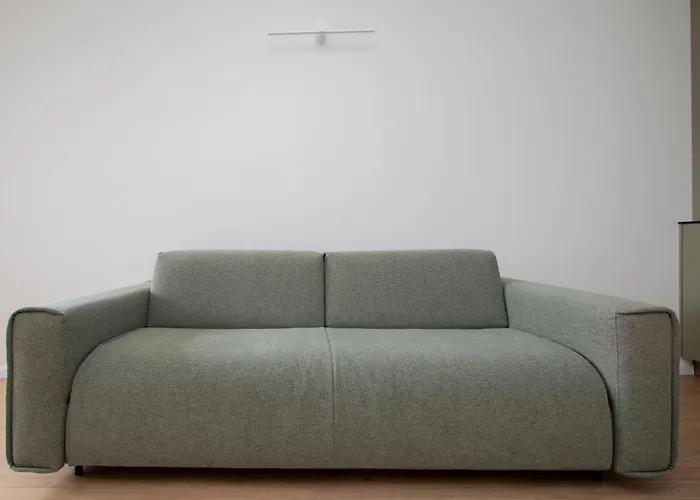 Cohost I Cozy With Balcony, Near Center